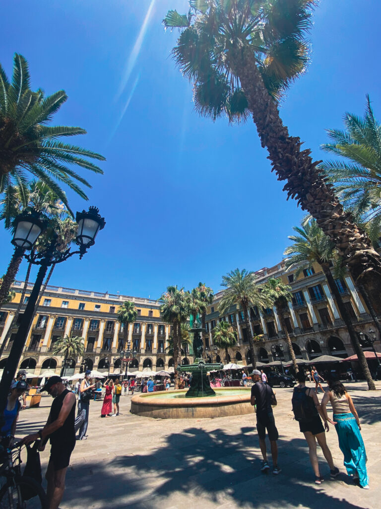 Cosa vedere in un weekend a Barcellona - Plaça Reial 