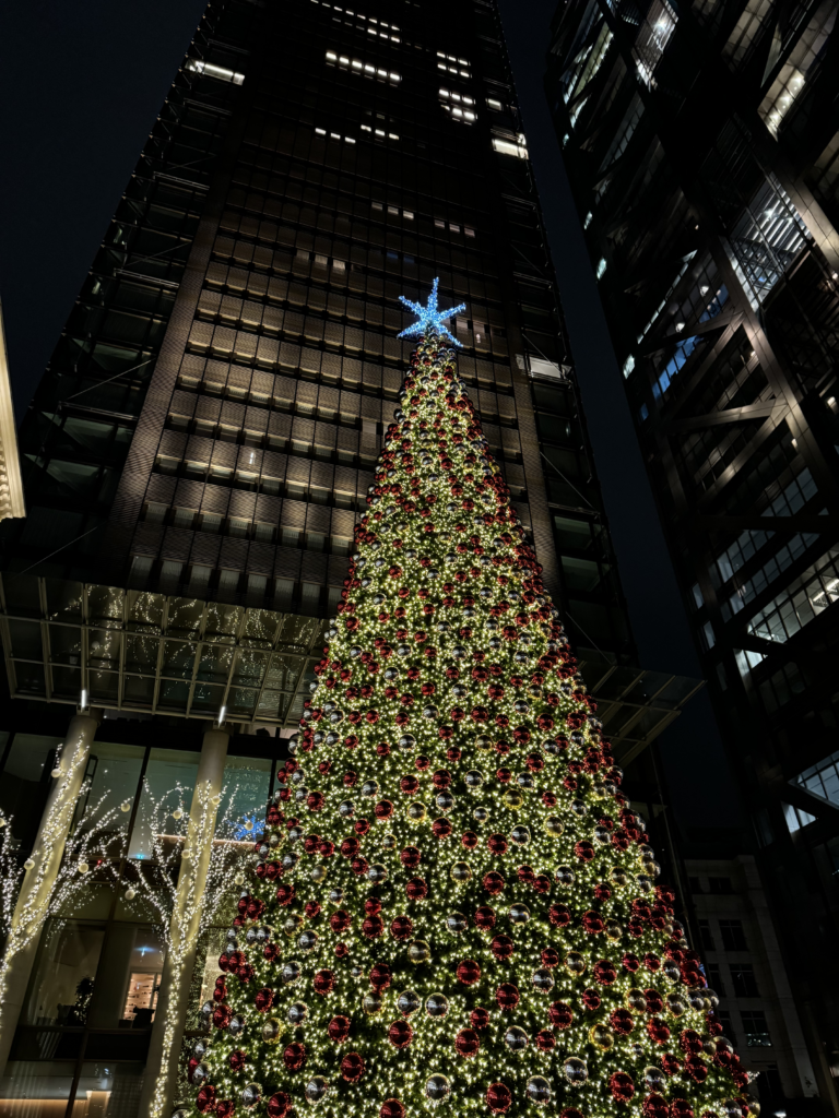 Londra a Natale: cosa fare e vedere. Albero a Bishopsgate Square.