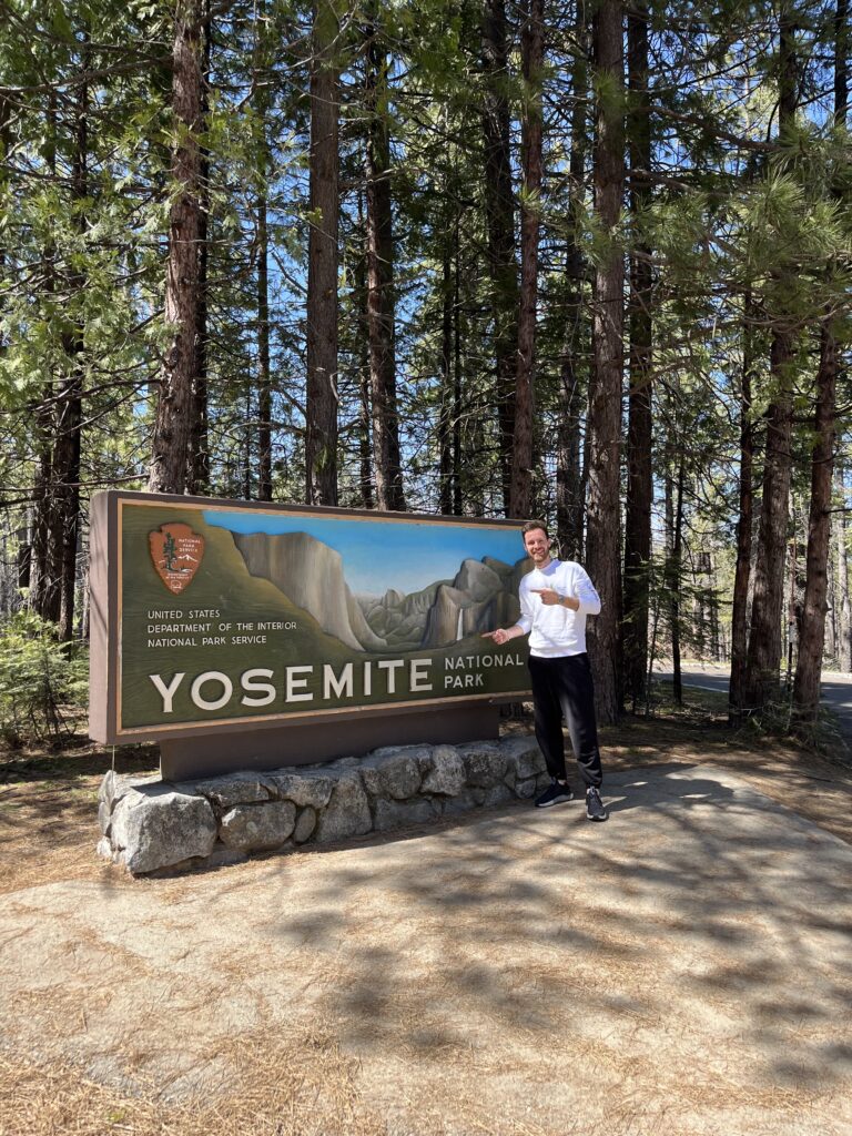 Yosemite National Park: cosa vedere in un giorno - insegna 